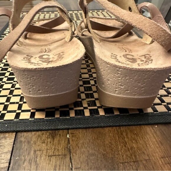 Fantasy Eirine Wedge Sandal - Cameo Dot Size 7 Metallic - Picture 9 of 12